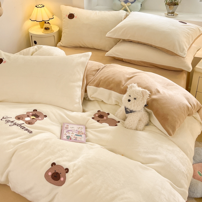 91家纺网 家纺一手货源 找家纺 利欧 2025新款满绣卡通牛奶绒刺绣四件套 卡拉巴皮-米黄