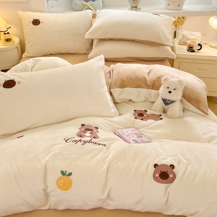 91家纺网 家纺一手货源 找家纺 利欧 2025新款满绣卡通牛奶绒刺绣四件套 卡拉巴皮-米黄