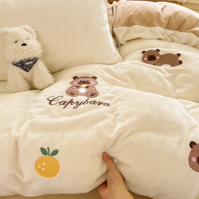 91家纺网 家纺一手货源 找家纺 利欧 2025新款满绣卡通牛奶绒刺绣四件套 卡拉巴皮-米黄