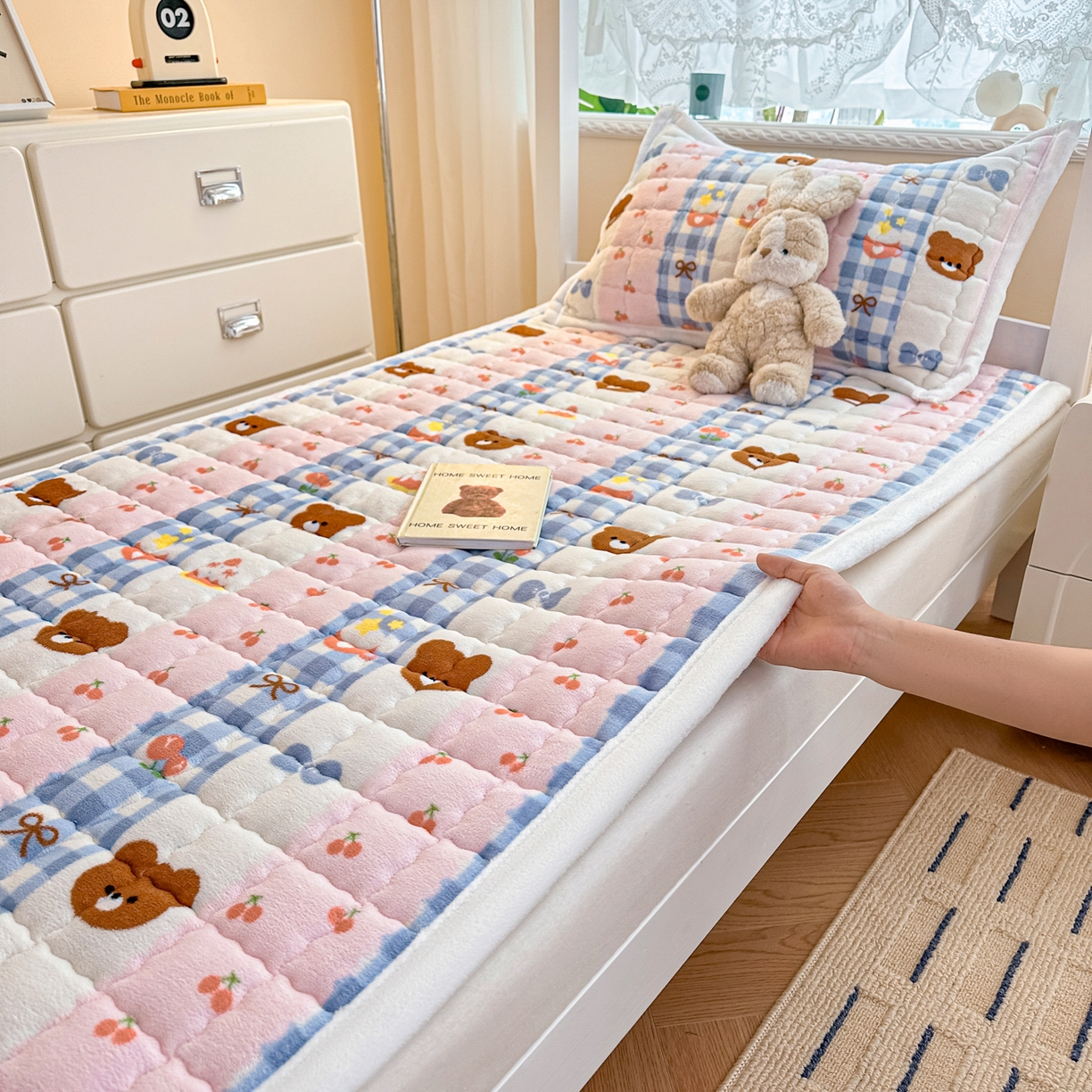 91家纺网 家纺一手货源 找家纺 川悦生活 2025新款A类印花牛奶绒床垫加厚绒保暖床床褥 床垫奶朵布丁熊