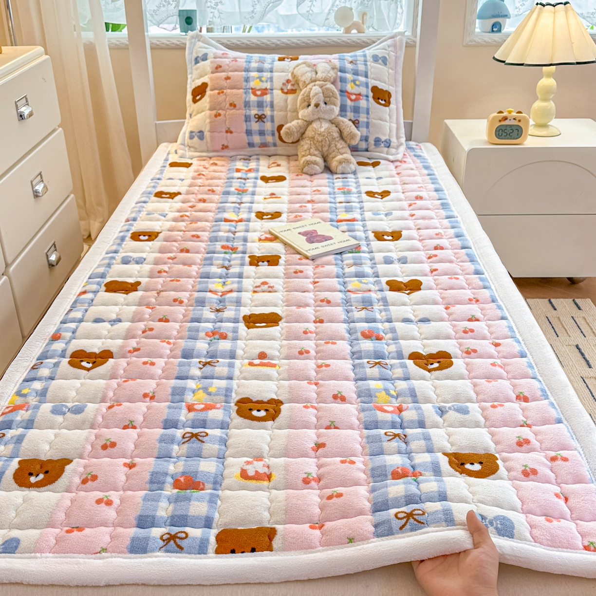 91家纺网 家纺一手货源 找家纺 川悦生活 2025新款A类印花牛奶绒床垫加厚绒保暖床床褥 床垫奶朵布丁熊