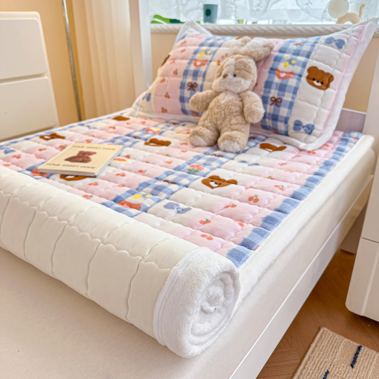 91家纺网 家纺一手货源 找家纺 川悦生活 2025新款A类印花牛奶绒床垫加厚绒保暖床床褥 床垫奶朵布丁熊