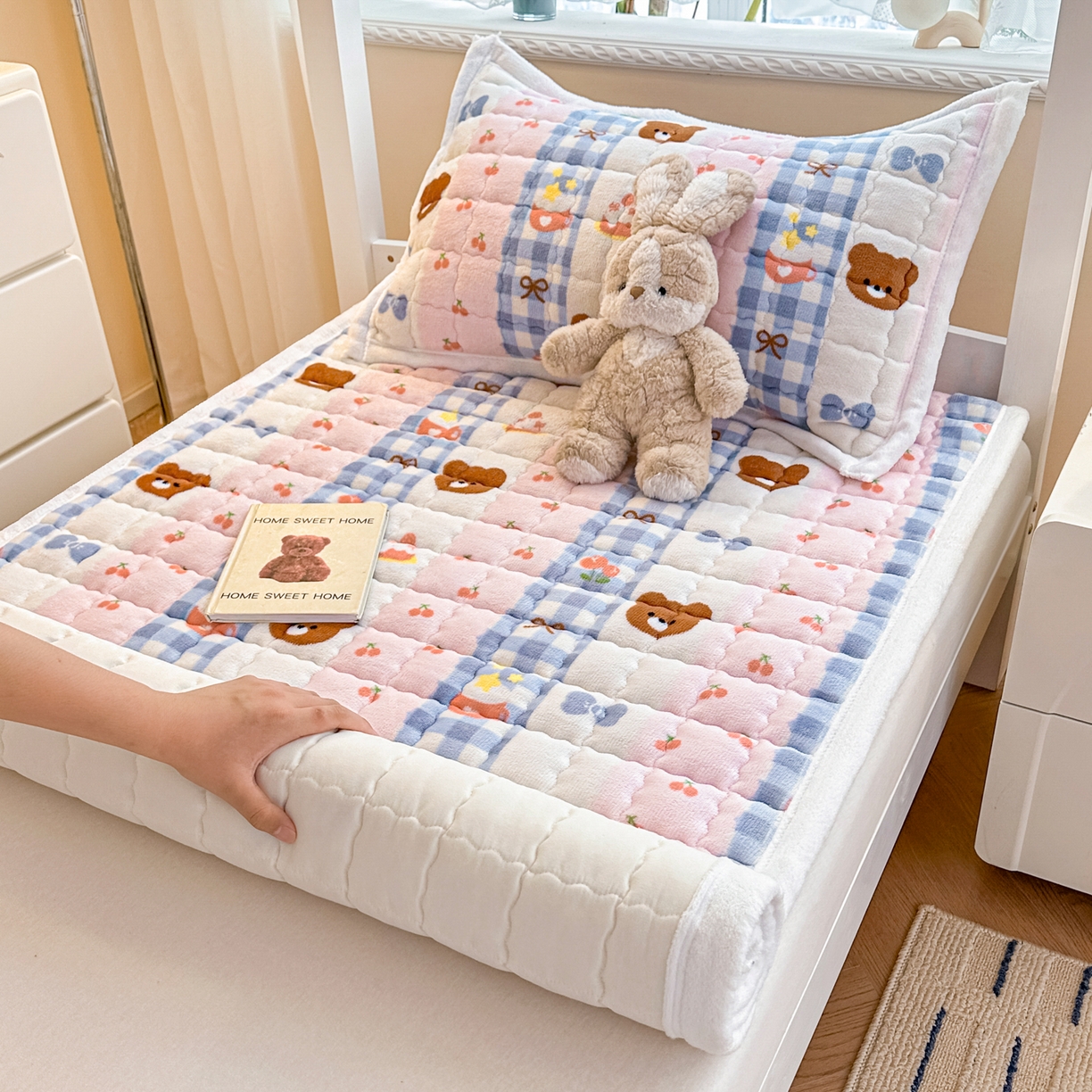 91家纺网 家纺一手货源 找家纺 川悦生活 2025新款A类印花牛奶绒床垫加厚绒保暖床床褥 床垫奶朵布丁熊