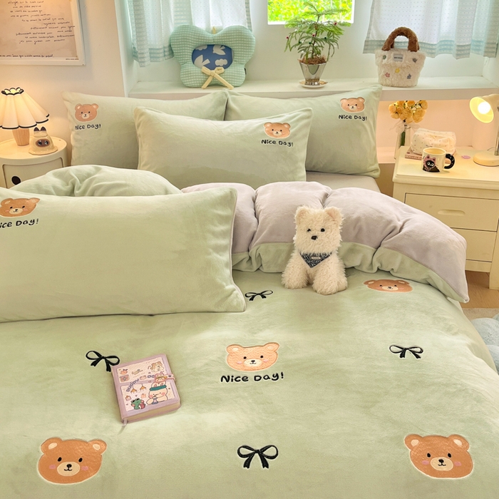 利欧 2025新款满绣卡通牛奶绒刺绣四件套 绅士小熊-嫩绿