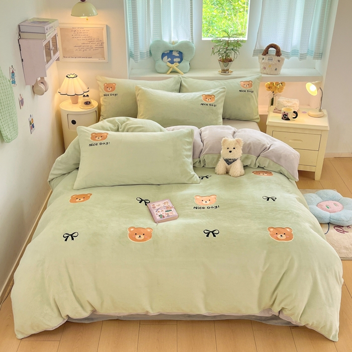 91家纺网 家纺一手货源 找家纺 利欧 2025新款满绣卡通牛奶绒刺绣四件套 绅士小熊-嫩绿