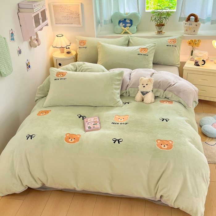 91家纺网 家纺一手货源 找家纺 利欧 2025新款满绣卡通牛奶绒刺绣四件套 绅士小熊-嫩绿