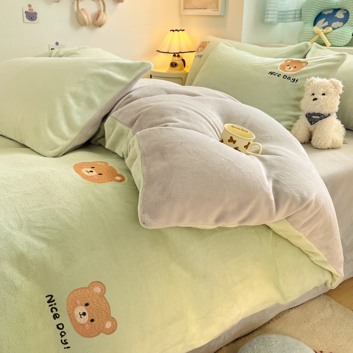 91家纺网 家纺一手货源 找家纺 利欧 2025新款满绣卡通牛奶绒刺绣四件套 绅士小熊-嫩绿