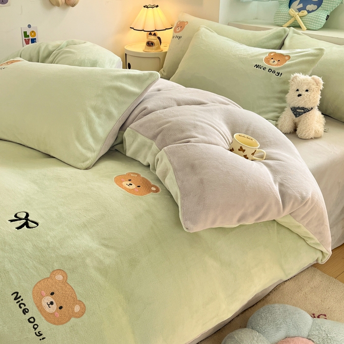 91家纺网 家纺一手货源 找家纺 利欧 2025新款满绣卡通牛奶绒刺绣四件套 绅士小熊-嫩绿