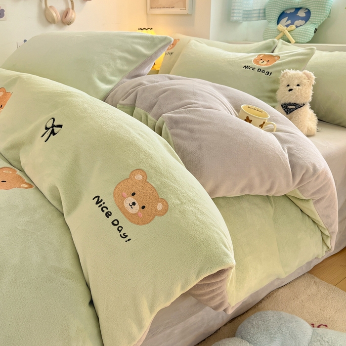 91家纺网 家纺一手货源 找家纺 利欧 2025新款满绣卡通牛奶绒刺绣四件套 绅士小熊-嫩绿