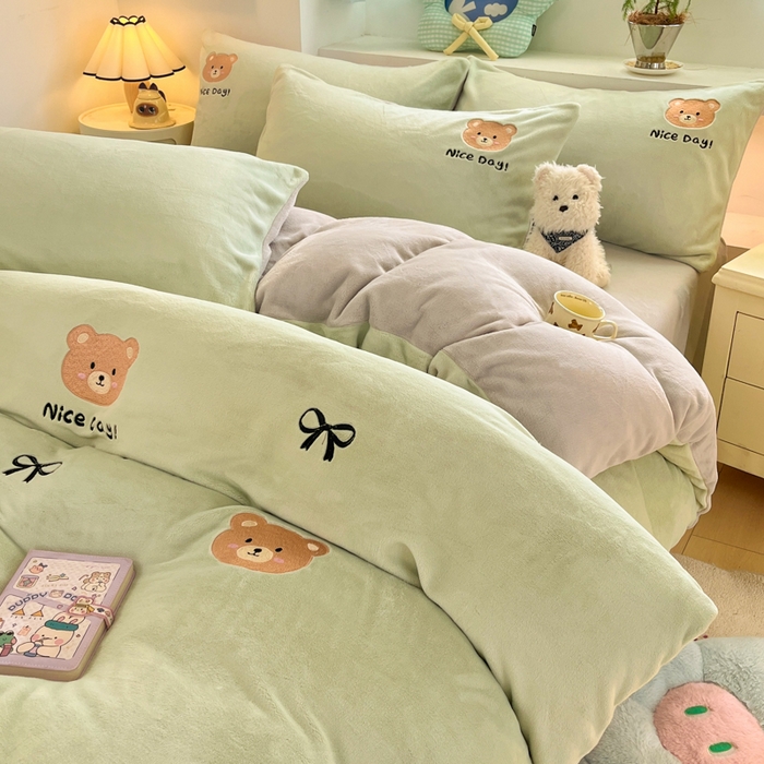 91家纺网 家纺一手货源 找家纺 利欧 2025新款满绣卡通牛奶绒刺绣四件套 绅士小熊-嫩绿