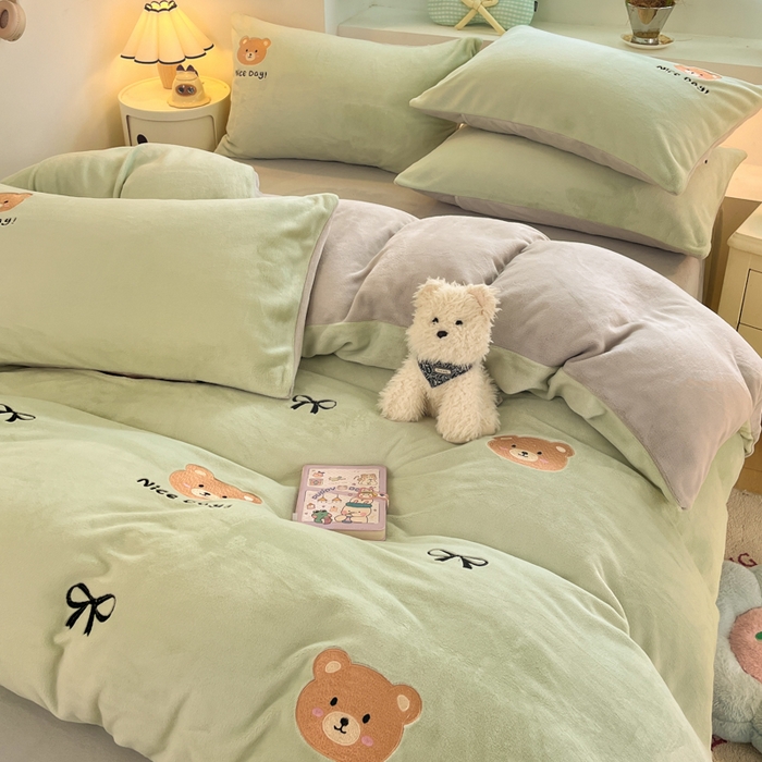 91家纺网 家纺一手货源 找家纺 利欧 2025新款满绣卡通牛奶绒刺绣四件套 绅士小熊-嫩绿