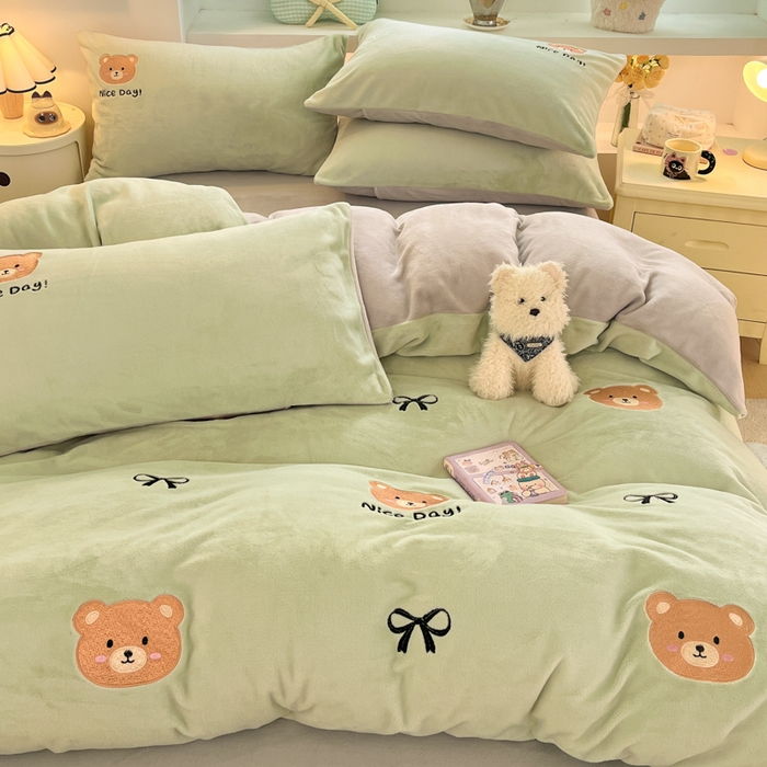 91家纺网 家纺一手货源 找家纺 利欧 2025新款满绣卡通牛奶绒刺绣四件套 绅士小熊-嫩绿