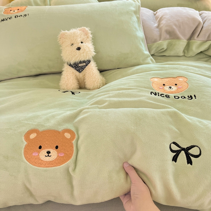 91家纺网 家纺一手货源 找家纺 利欧 2025新款满绣卡通牛奶绒刺绣四件套 绅士小熊-嫩绿