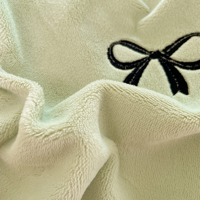 91家纺网 家纺一手货源 找家纺 利欧 2025新款满绣卡通牛奶绒刺绣四件套 绅士小熊-嫩绿