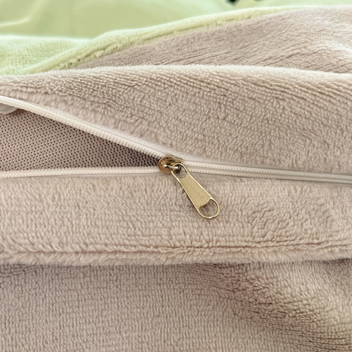 91家纺网 家纺一手货源 找家纺 利欧 2025新款满绣卡通牛奶绒刺绣四件套 绅士小熊-嫩绿