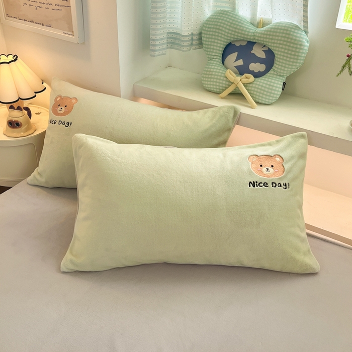 91家纺网 家纺一手货源 找家纺 利欧 2025新款满绣卡通牛奶绒刺绣四件套 绅士小熊-嫩绿