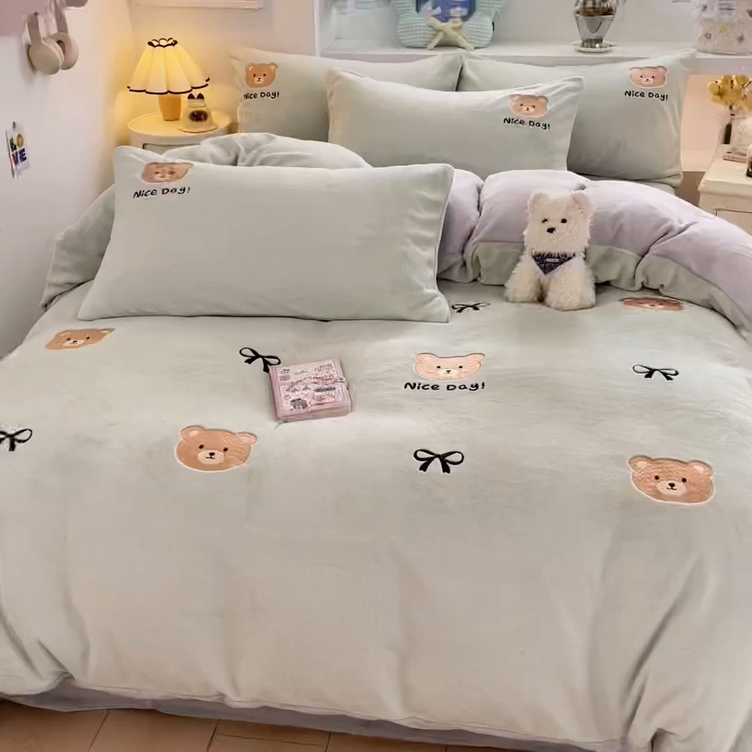 91家纺网 家纺一手货源 找家纺 利欧 2025新款满绣卡通牛奶绒刺绣四件套 绅士小熊-嫩绿