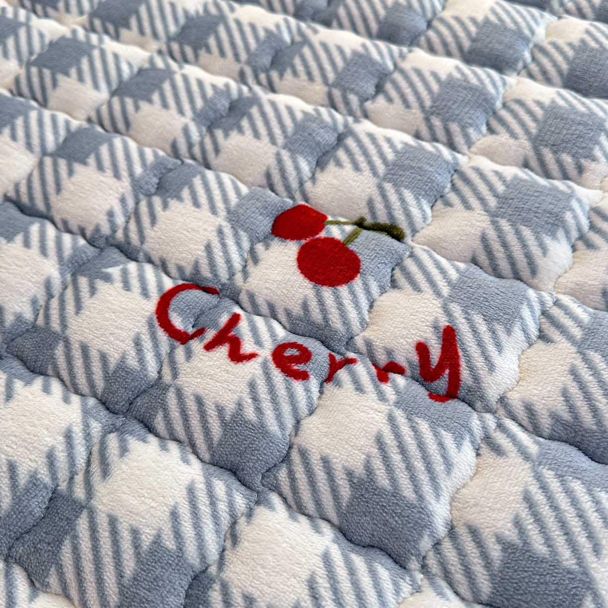 91家纺网 家纺一手货源 找家纺 川悦生活 2025新款A类印花牛奶绒床垫加厚绒保暖床床褥 床垫青禾车厘