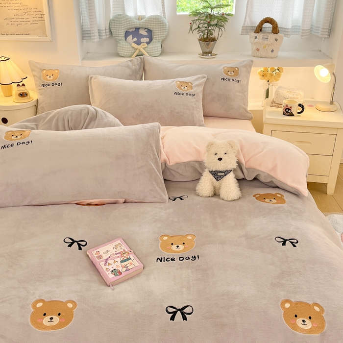 利欧 2025新款满绣卡通牛奶绒刺绣四件套 绅士小熊-银灰