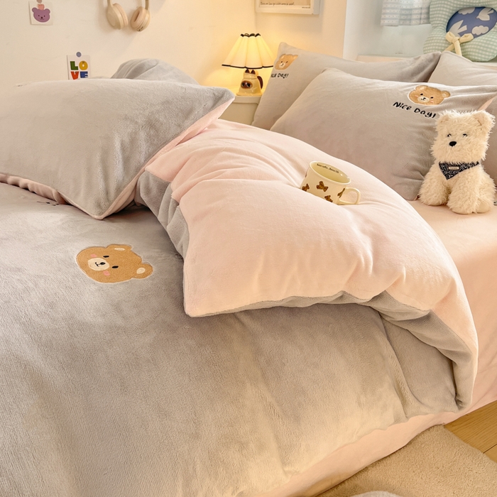 91家纺网 家纺一手货源 找家纺 利欧 2025新款满绣卡通牛奶绒刺绣四件套 绅士小熊-银灰