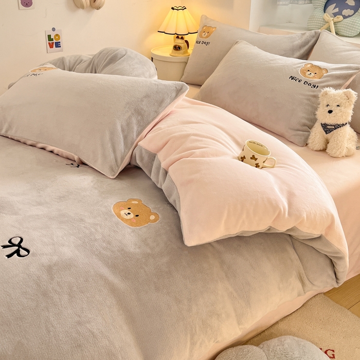 91家纺网 家纺一手货源 找家纺 利欧 2025新款满绣卡通牛奶绒刺绣四件套 绅士小熊-银灰