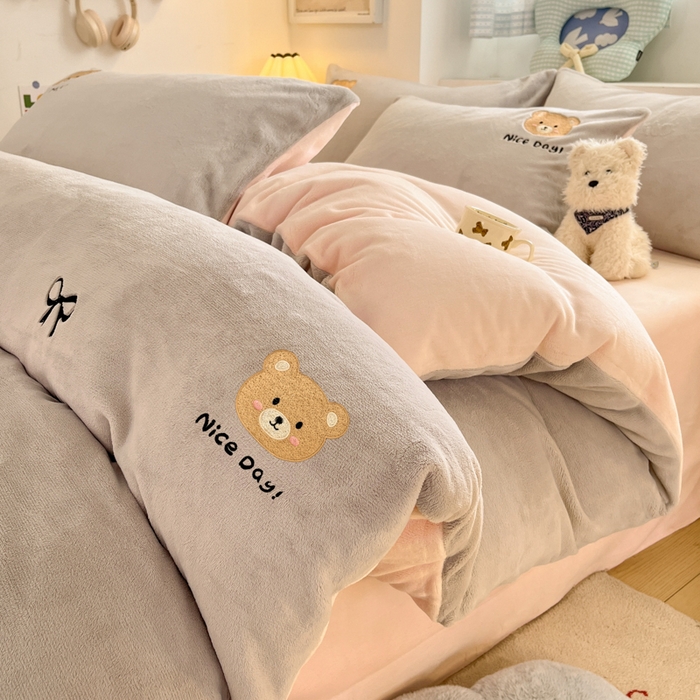 91家纺网 家纺一手货源 找家纺 利欧 2025新款满绣卡通牛奶绒刺绣四件套 绅士小熊-银灰