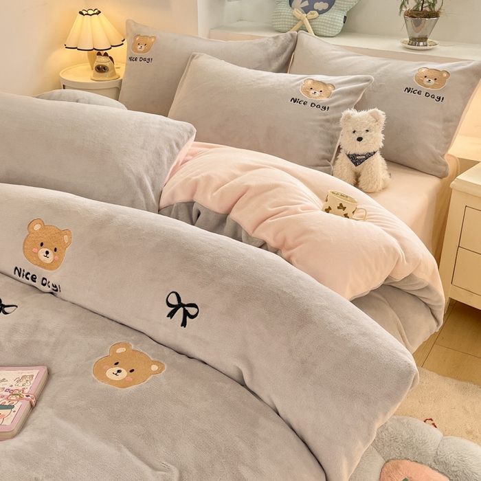 91家纺网 家纺一手货源 找家纺 利欧 2025新款满绣卡通牛奶绒刺绣四件套 绅士小熊-银灰