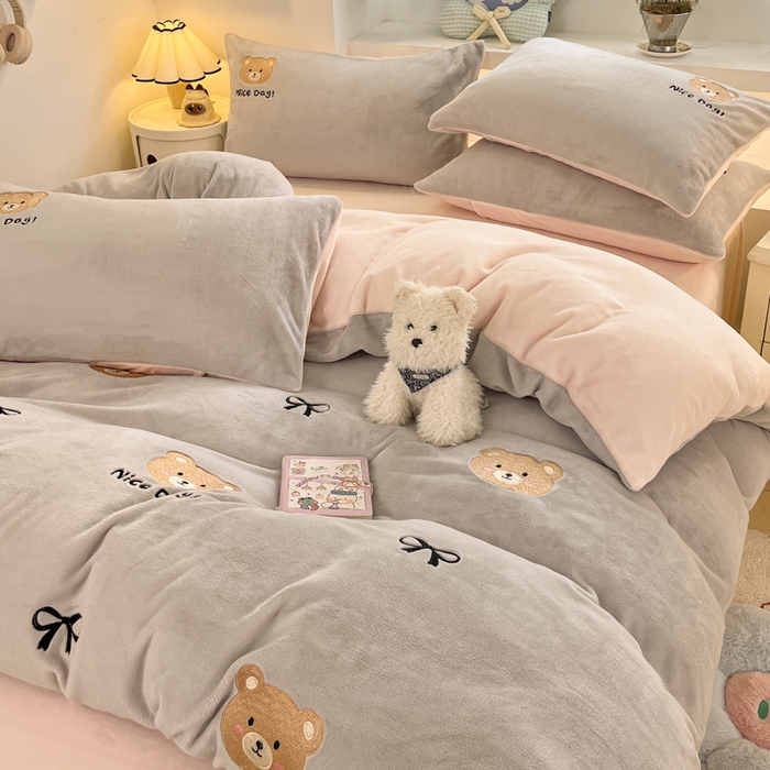 91家纺网 家纺一手货源 找家纺 利欧 2025新款满绣卡通牛奶绒刺绣四件套 绅士小熊-银灰