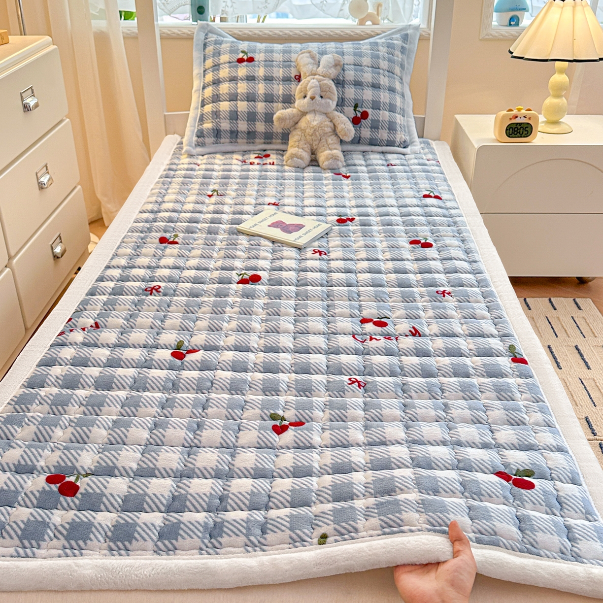 91家纺网 家纺一手货源 找家纺 川悦生活 2025新款A类印花牛奶绒床垫加厚绒保暖床床褥 床垫青禾车厘