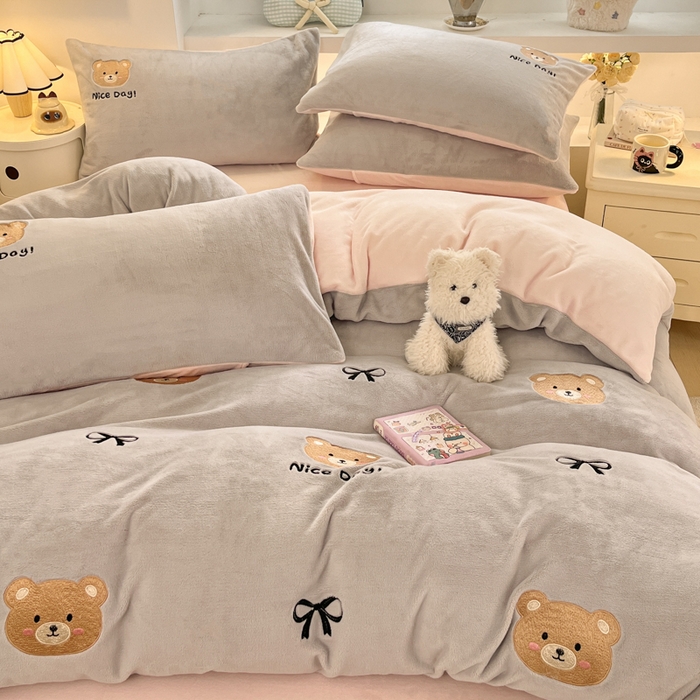 91家纺网 家纺一手货源 找家纺 利欧 2025新款满绣卡通牛奶绒刺绣四件套 绅士小熊-银灰