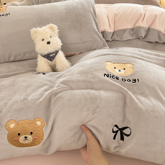 91家纺网 家纺一手货源 找家纺 利欧 2025新款满绣卡通牛奶绒刺绣四件套 绅士小熊-银灰