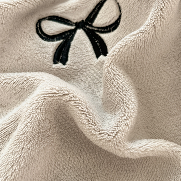 91家纺网 家纺一手货源 找家纺 利欧 2025新款满绣卡通牛奶绒刺绣四件套 绅士小熊-银灰