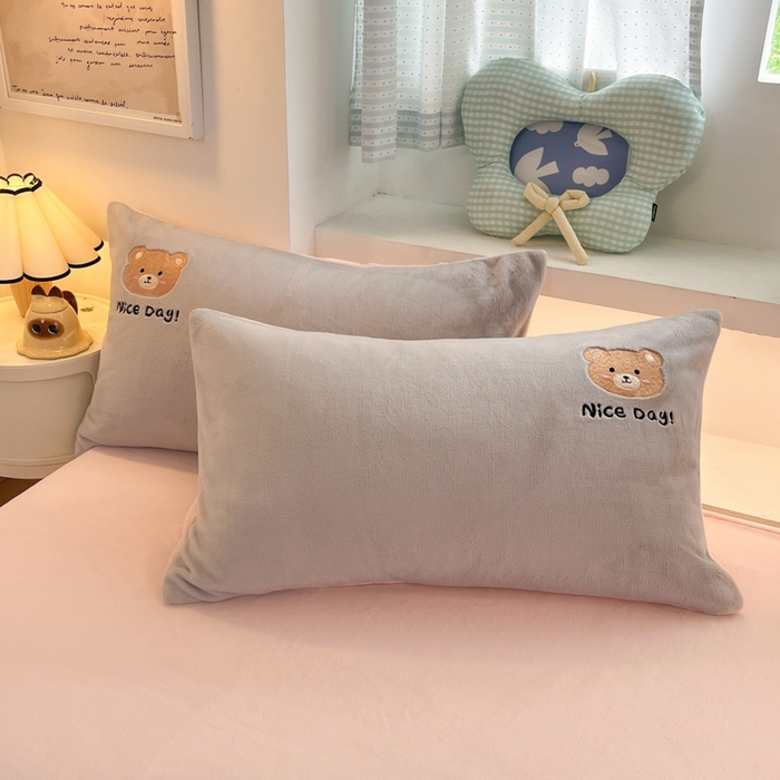 91家纺网 家纺一手货源 找家纺 利欧 2025新款满绣卡通牛奶绒刺绣四件套 绅士小熊-银灰