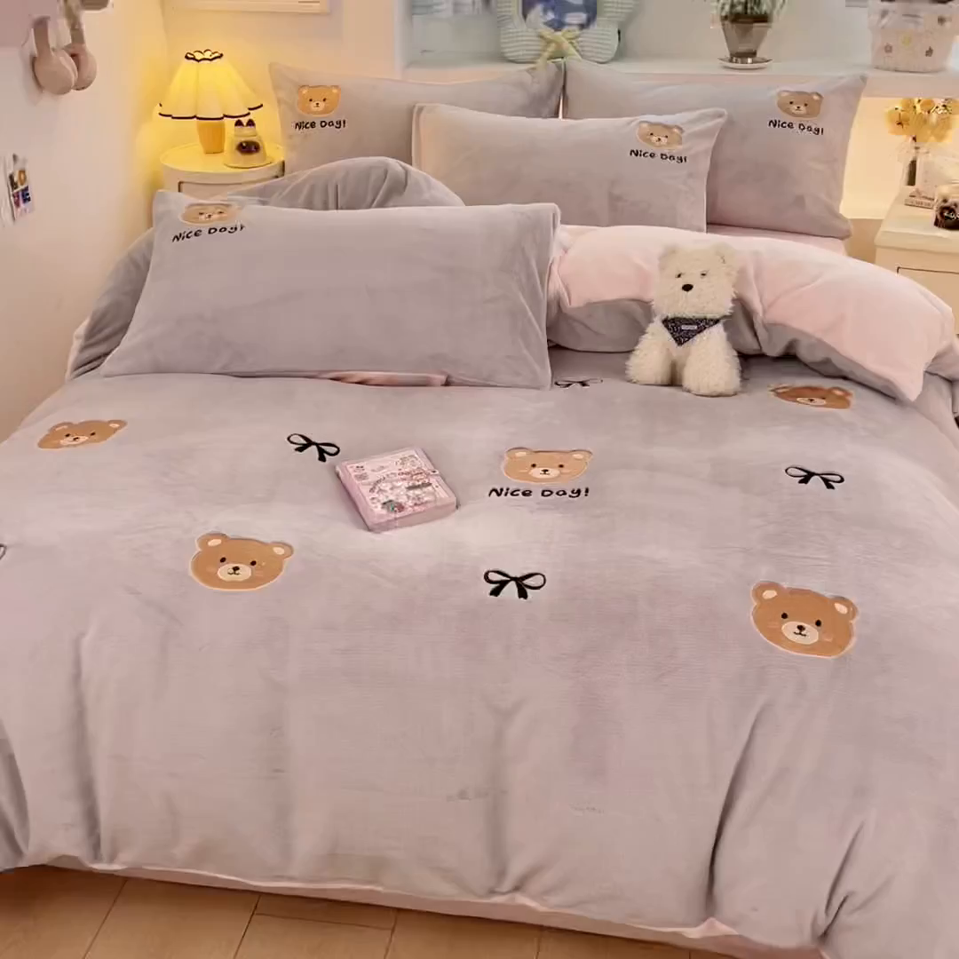 91家纺网 家纺一手货源 找家纺 利欧 2025新款满绣卡通牛奶绒刺绣四件套 绅士小熊-银灰