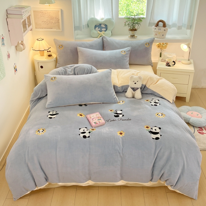 91家纺网 家纺一手货源 找家纺 利欧 2025新款满绣卡通牛奶绒刺绣四件套 向日葵熊-蓝灰