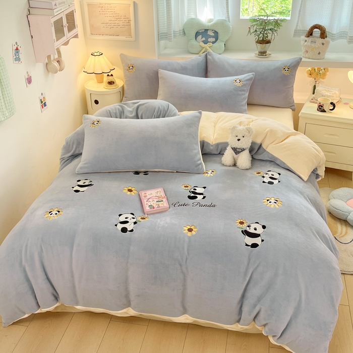 91家纺网 家纺一手货源 找家纺 利欧 2025新款满绣卡通牛奶绒刺绣四件套 向日葵熊-蓝灰