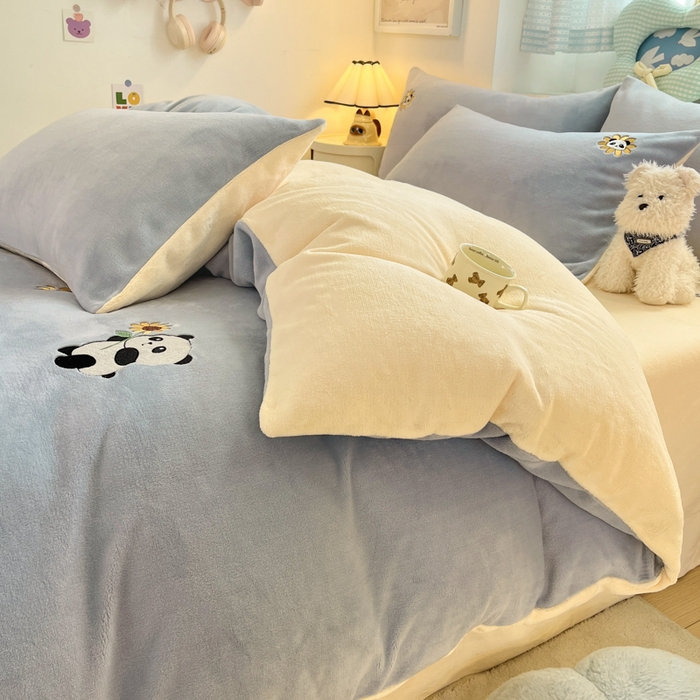 91家纺网 家纺一手货源 找家纺 利欧 2025新款满绣卡通牛奶绒刺绣四件套 向日葵熊-蓝灰