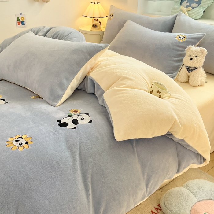 91家纺网 家纺一手货源 找家纺 利欧 2025新款满绣卡通牛奶绒刺绣四件套 向日葵熊-蓝灰