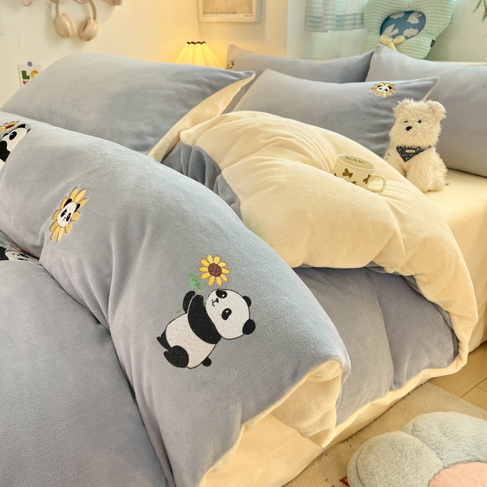 91家纺网 家纺一手货源 找家纺 利欧 2025新款满绣卡通牛奶绒刺绣四件套 向日葵熊-蓝灰