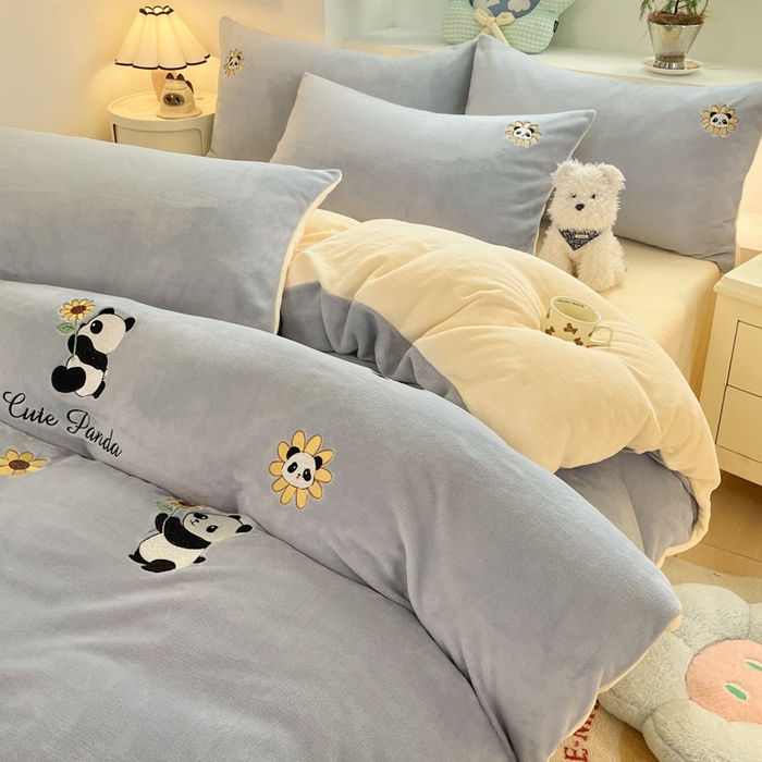 91家纺网 家纺一手货源 找家纺 利欧 2025新款满绣卡通牛奶绒刺绣四件套 向日葵熊-蓝灰