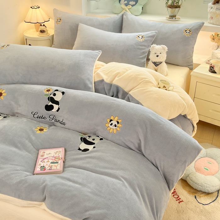 91家纺网 家纺一手货源 找家纺 利欧 2025新款满绣卡通牛奶绒刺绣四件套 向日葵熊-蓝灰