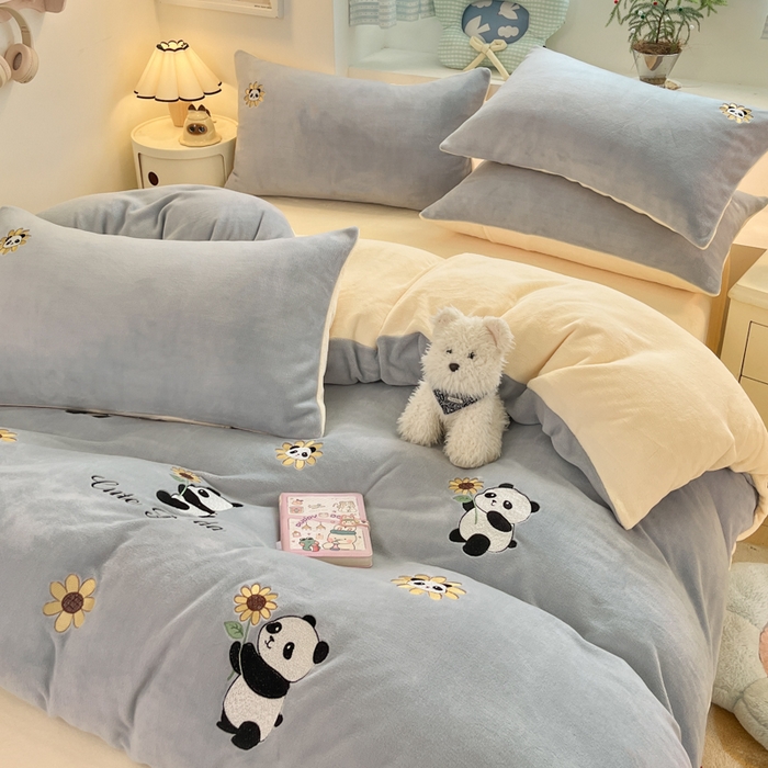 91家纺网 家纺一手货源 找家纺 利欧 2025新款满绣卡通牛奶绒刺绣四件套 向日葵熊-蓝灰