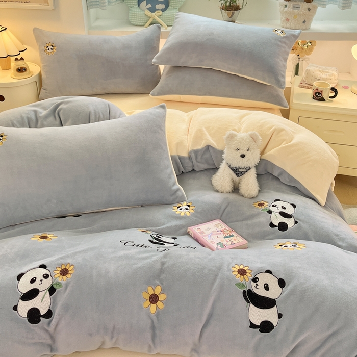 91家纺网 家纺一手货源 找家纺 利欧 2025新款满绣卡通牛奶绒刺绣四件套 向日葵熊-蓝灰