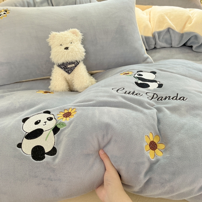 91家纺网 家纺一手货源 找家纺 利欧 2025新款满绣卡通牛奶绒刺绣四件套 向日葵熊-蓝灰