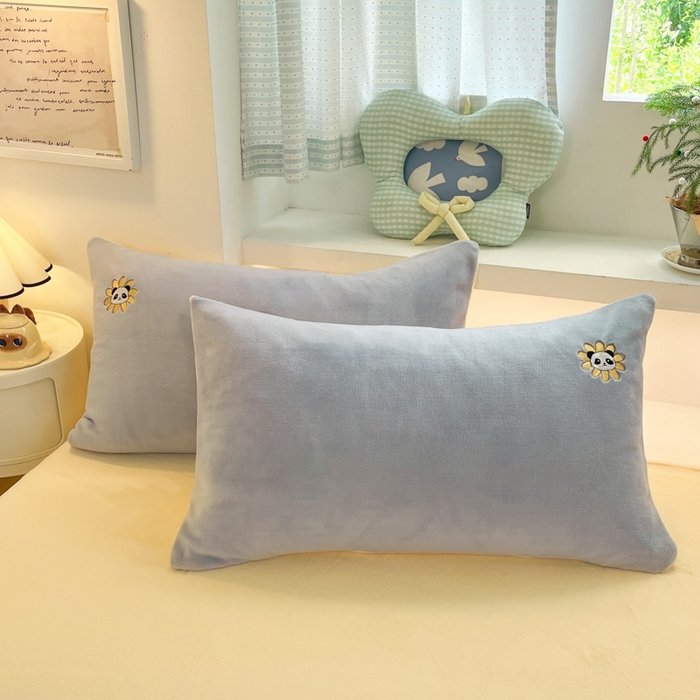 91家纺网 家纺一手货源 找家纺 利欧 2025新款满绣卡通牛奶绒刺绣四件套 向日葵熊-蓝灰