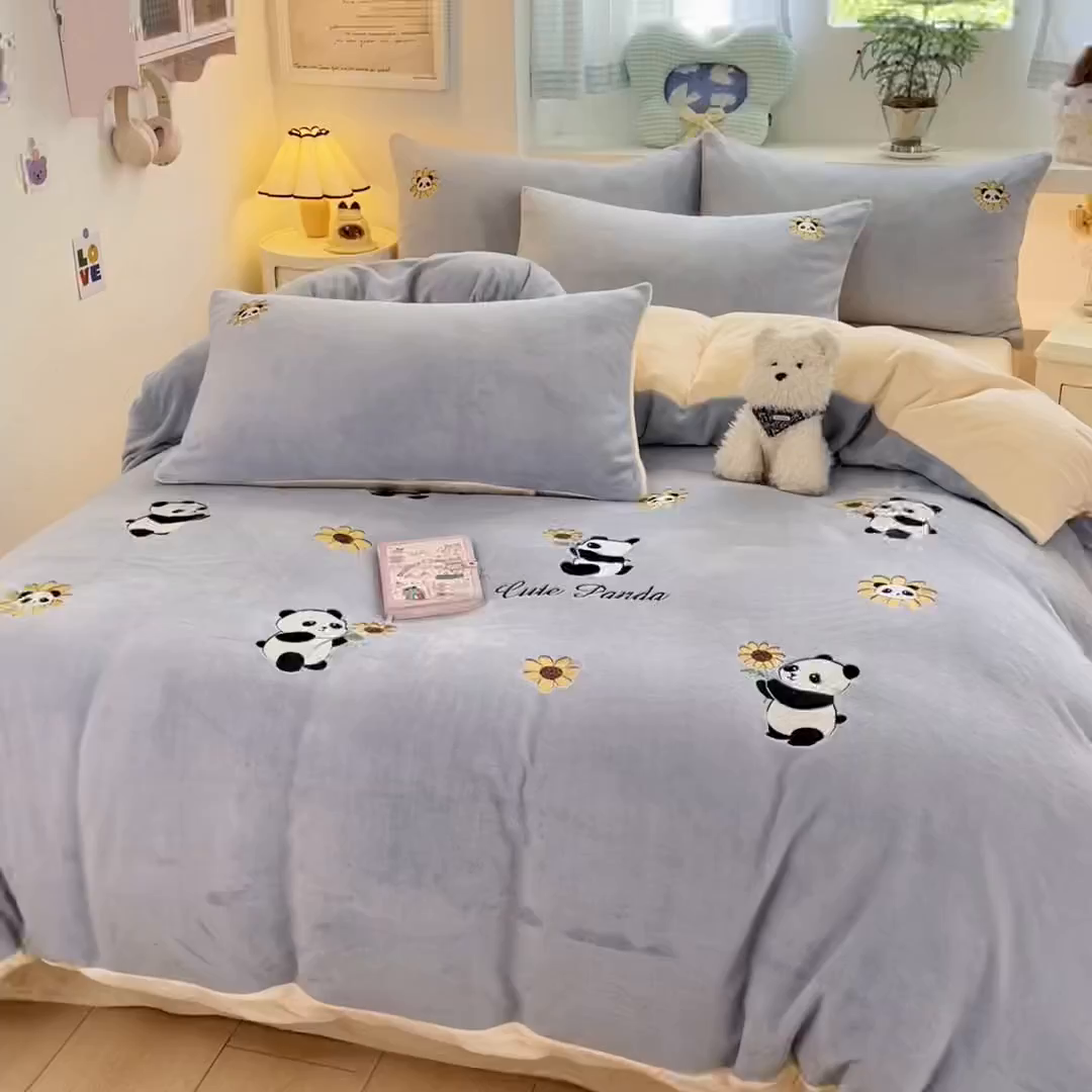 91家纺网 家纺一手货源 找家纺 利欧 2025新款满绣卡通牛奶绒刺绣四件套 向日葵熊-蓝灰