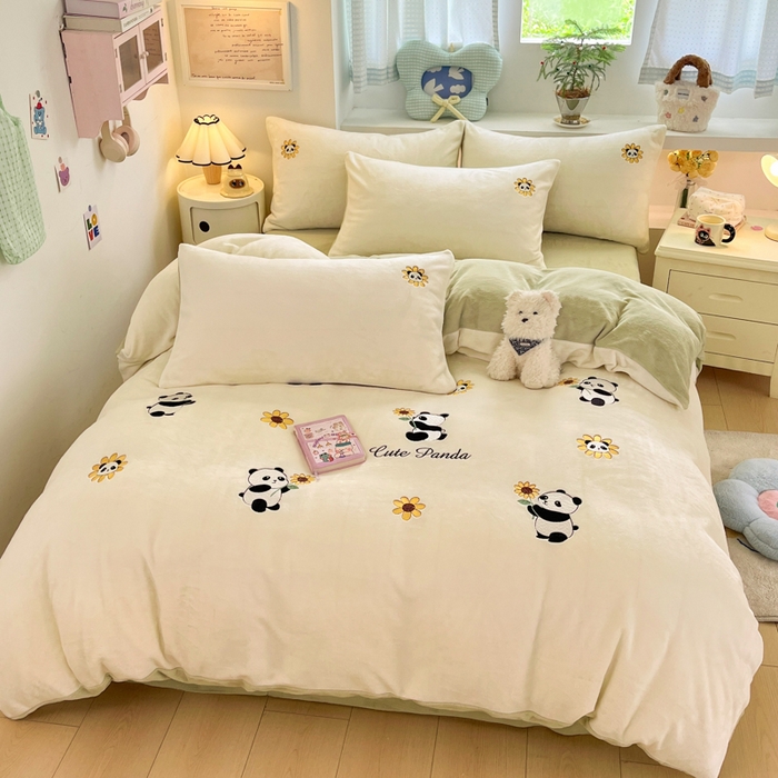 91家纺网 家纺一手货源 找家纺 利欧 2025新款满绣卡通牛奶绒刺绣四件套 向日葵熊-米白