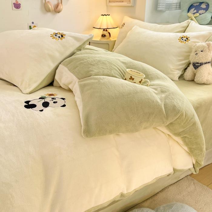 91家纺网 家纺一手货源 找家纺 利欧 2025新款满绣卡通牛奶绒刺绣四件套 向日葵熊-米白