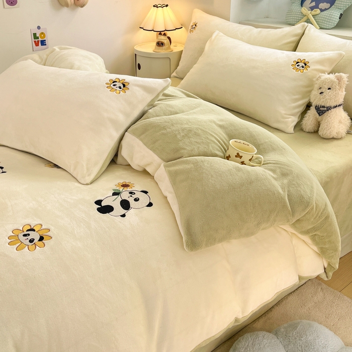 91家纺网 家纺一手货源 找家纺 利欧 2025新款满绣卡通牛奶绒刺绣四件套 向日葵熊-米白