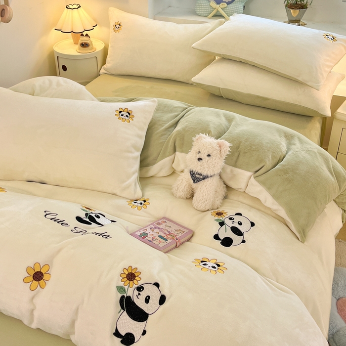 91家纺网 家纺一手货源 找家纺 利欧 2025新款满绣卡通牛奶绒刺绣四件套 向日葵熊-米白